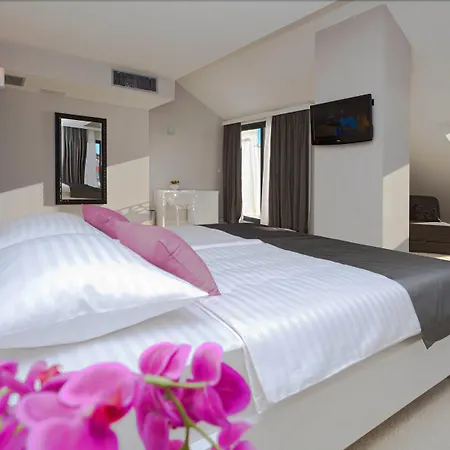 Boutique Life, Sea, Wellness & Hotel 4*